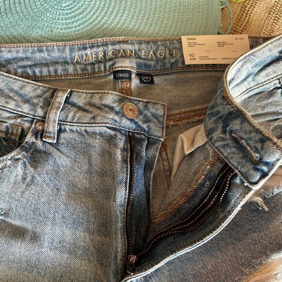 AE "MOM JEANS "DESTROYED DENIM NWT SIZE 10 - Picture 4 of 4